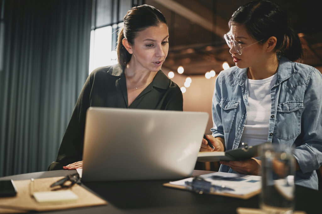 duas mulheres tendo uma conversa no escritório